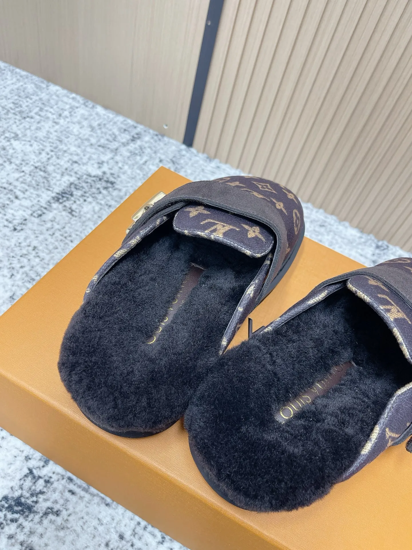 [L Home] P: 500💰 Size: 35-46 (female 40.41, male 45 46 custom-made) Top version Louis vuitton Lv top version LV couple's wool slippers New couple's Birkenstock slippers Cute and loveable, the foot feel is not too good Simple and high-end Sling-hee design Ready to wear and go Good news for lazy people Upper imported cowhide/imported old floral cloth Original hardware buckle, original molded high-density foam outsole Fabric: Yangjing/classic jacquard fabric Lining: imported wool lining Sole: original foam combination sole
